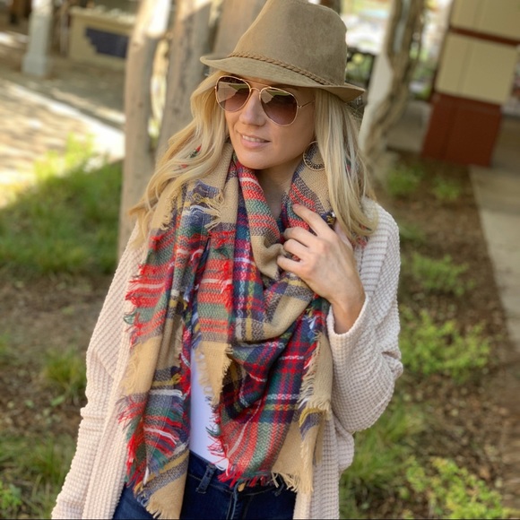 AUTUMN AIR KHAKI PLAIF BLANKET SCARF - Picture 4 of 7